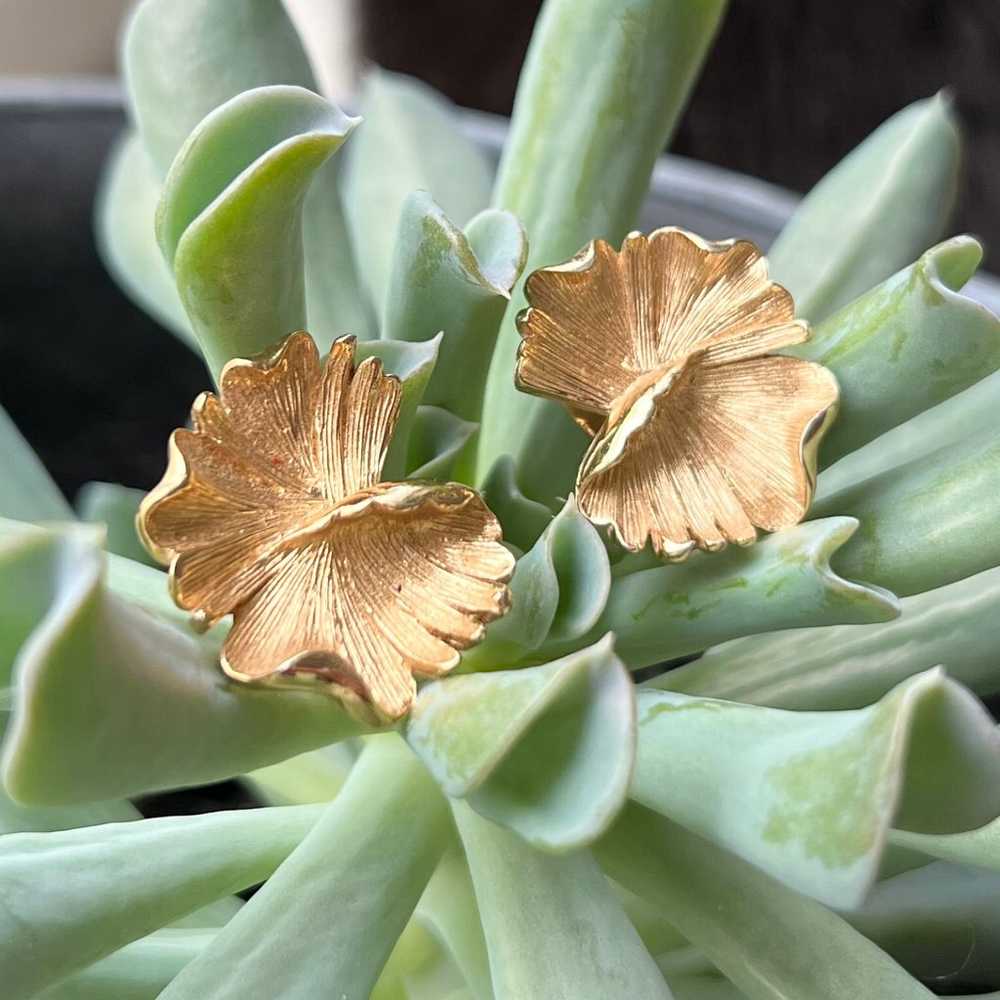 Vintage Monet Gold Tone Leaf Clip on Earrings - image 6