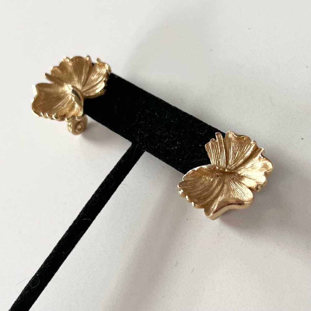 Vintage Monet Gold Tone Leaf Clip on Earrings - image 8