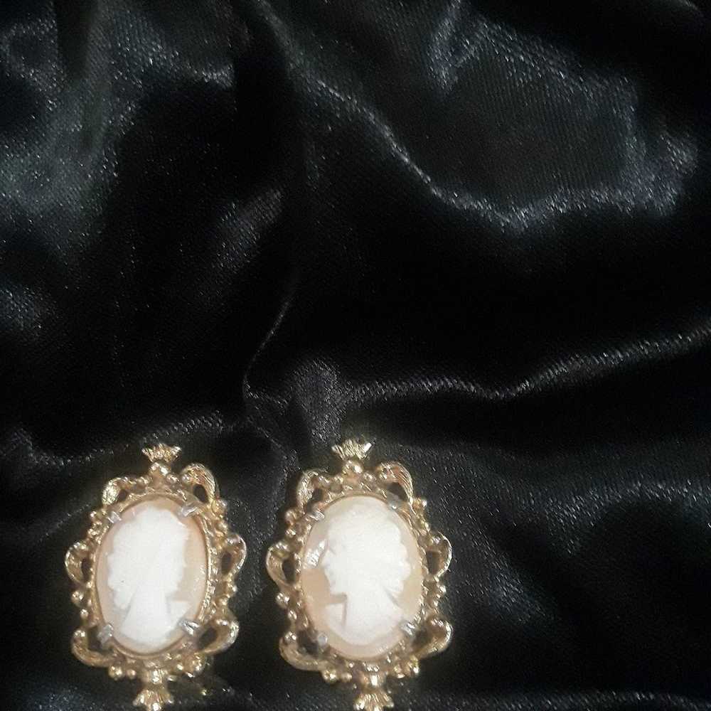 Vintage Cameo clip earrings - image 3