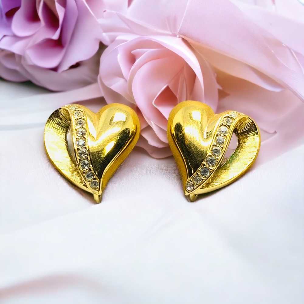 Vintage gold tone screwback clip on heart earrings - image 1