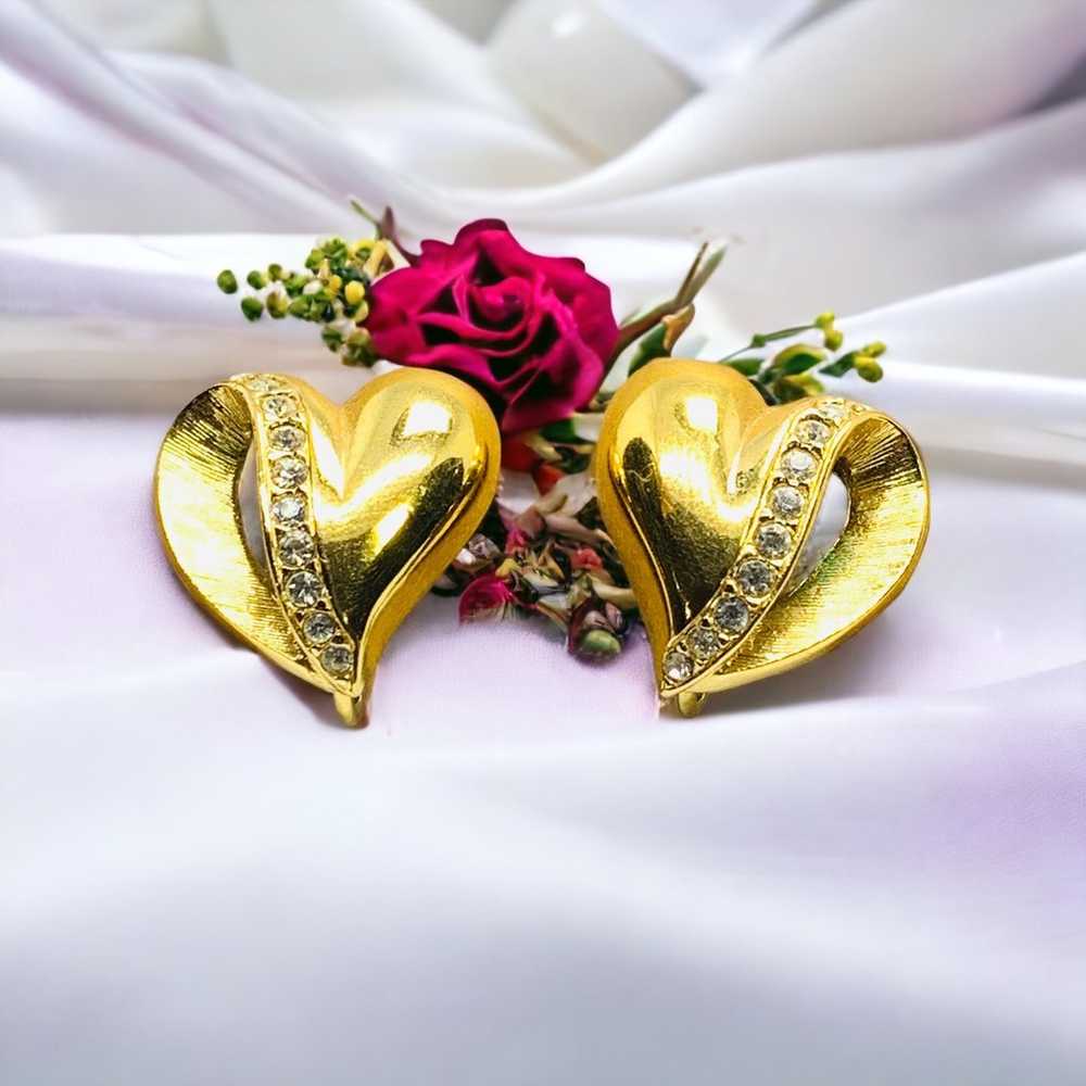 Vintage gold tone screwback clip on heart earrings - image 2