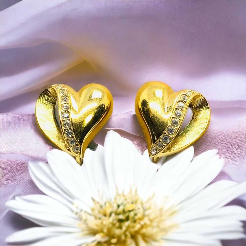 Vintage gold tone screwback clip on heart earrings - image 3