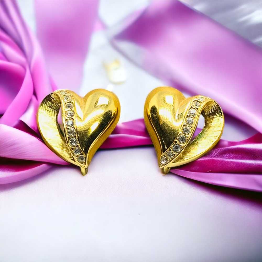 Vintage gold tone screwback clip on heart earrings - image 4