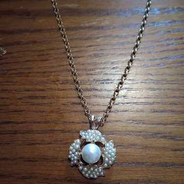 Vintage Gold tone pearl necklace - image 1