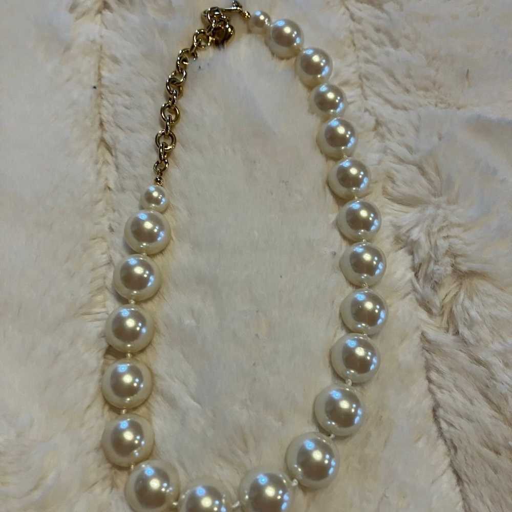 CAROLEE FAUX PEARL NECKLACE EUC - image 4