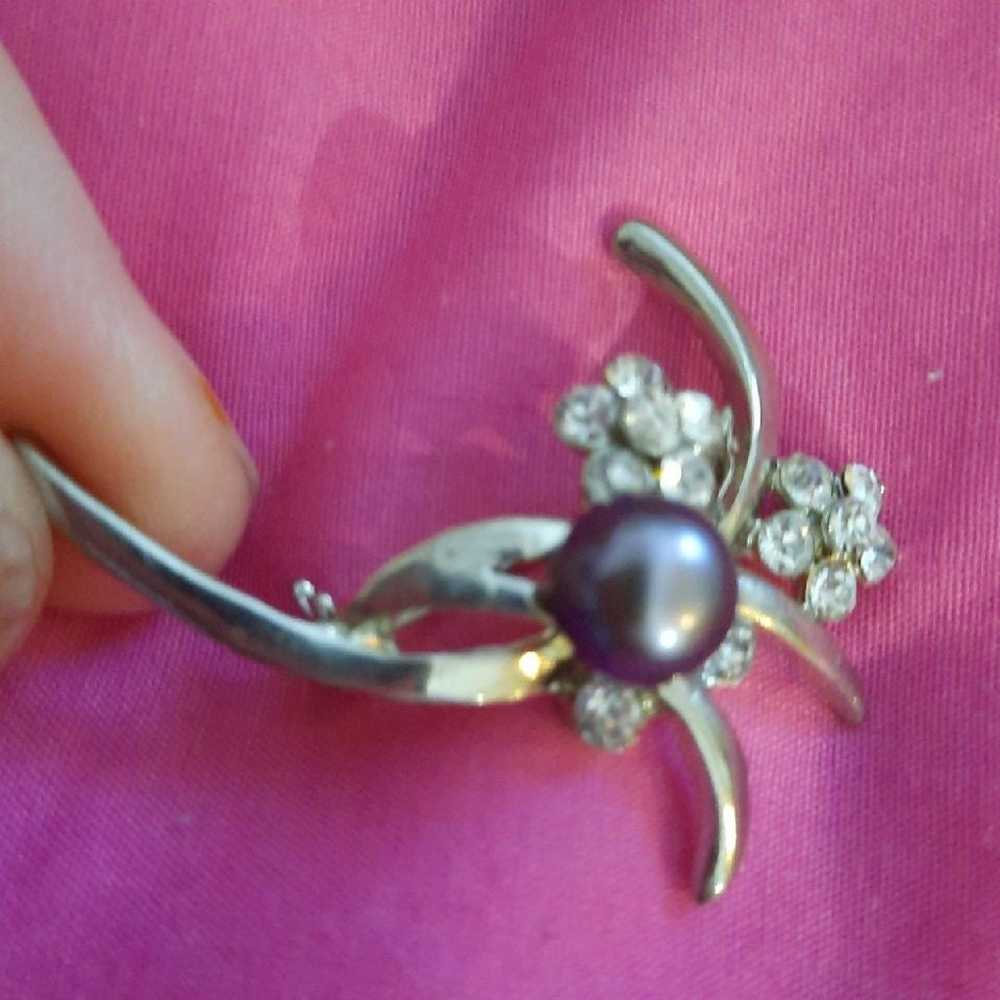 Silvertone Crystal and Peacock Pearl Brooch - image 2