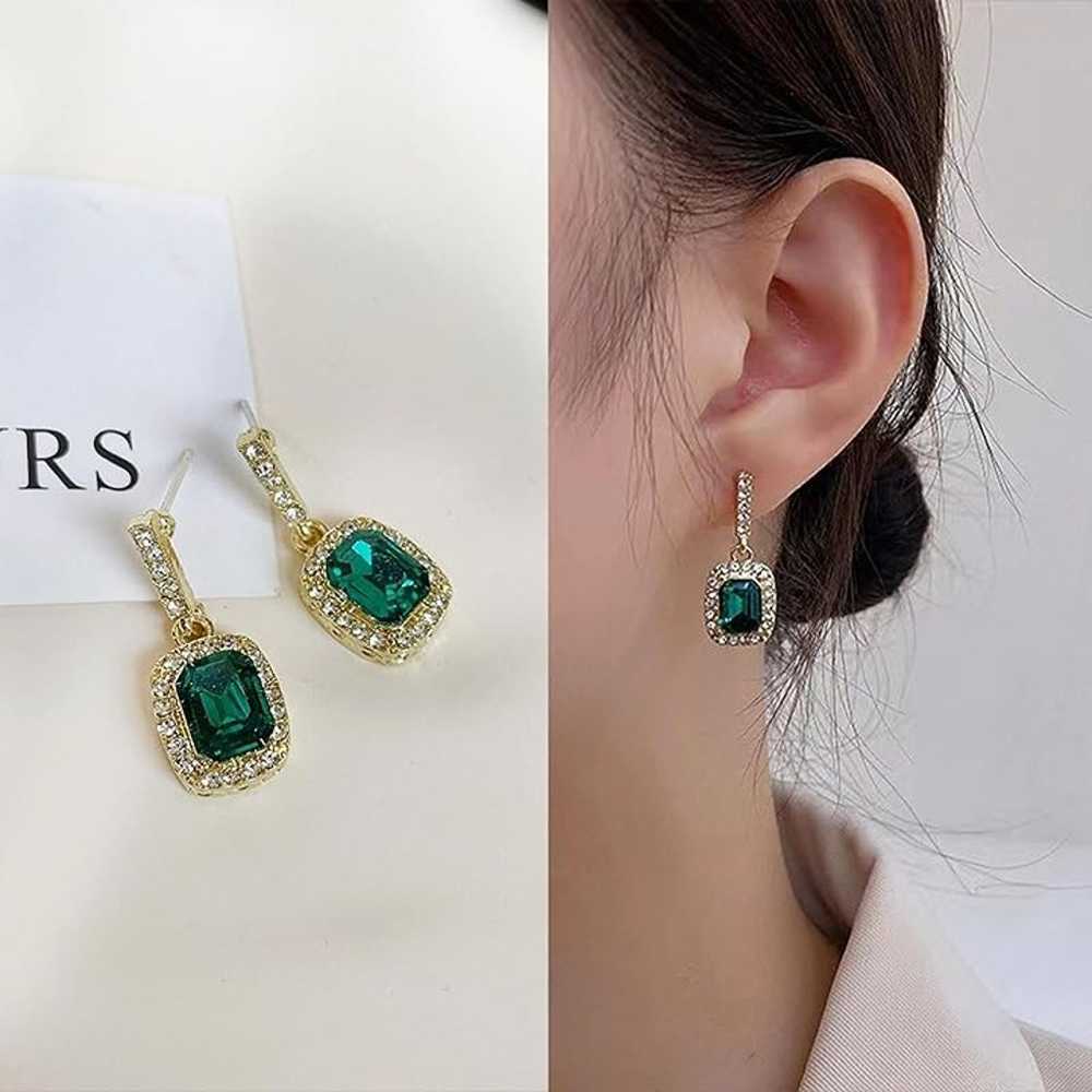 Emerald green gold earrings - image 1