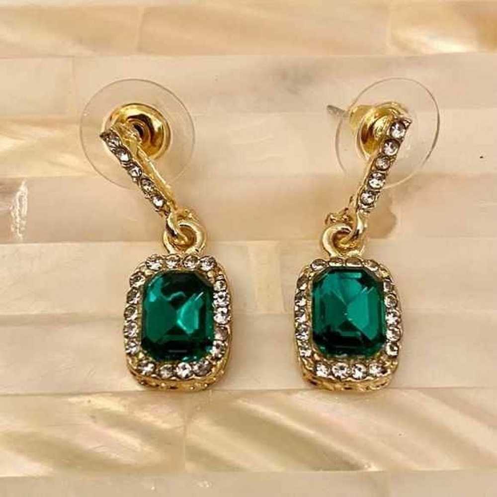 Emerald green gold earrings - image 2