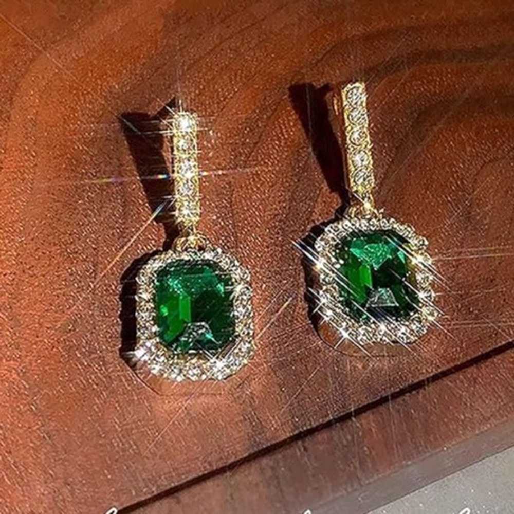 Emerald green gold earrings - image 8