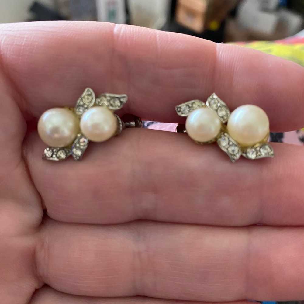 Pearl necklace, earrings, & brooch - image 1