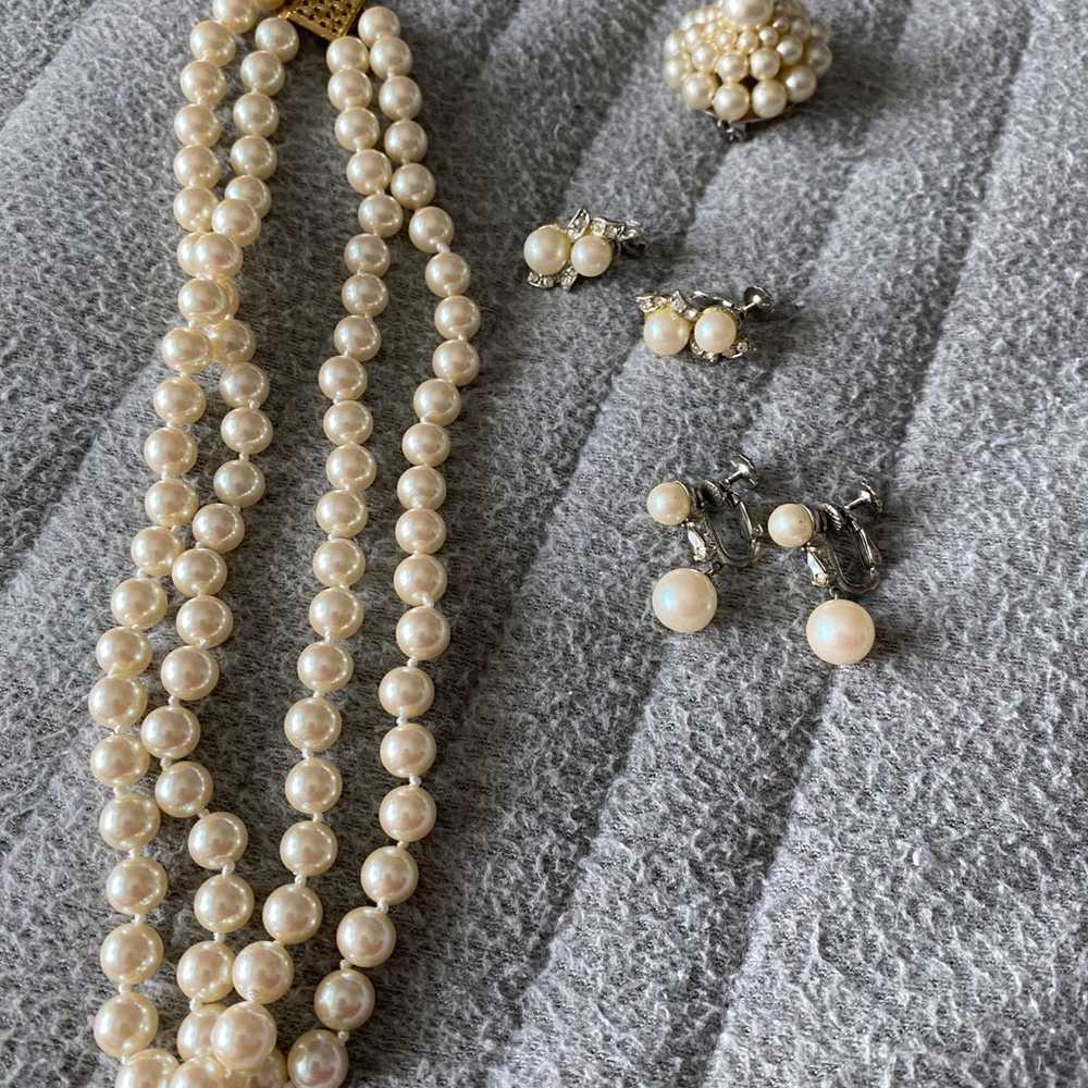 Pearl necklace, earrings, & brooch - image 5