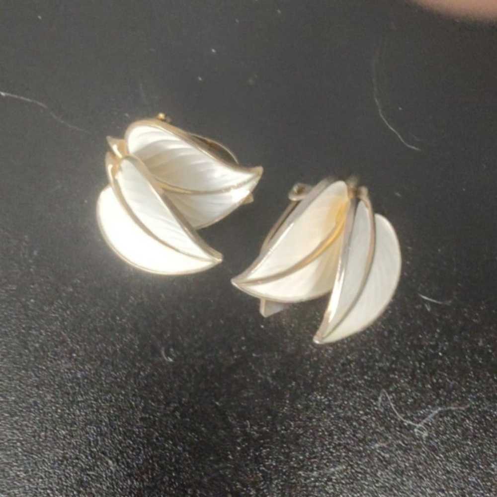 Hans Myrhie clip on double leaf earrings - image 5