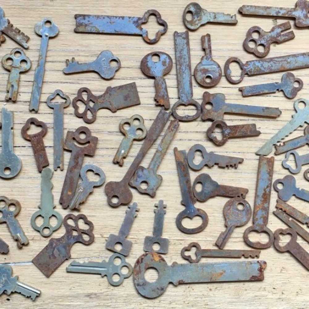 Collection of over 100 Keys Lot Vintage Skeleton … - image 1