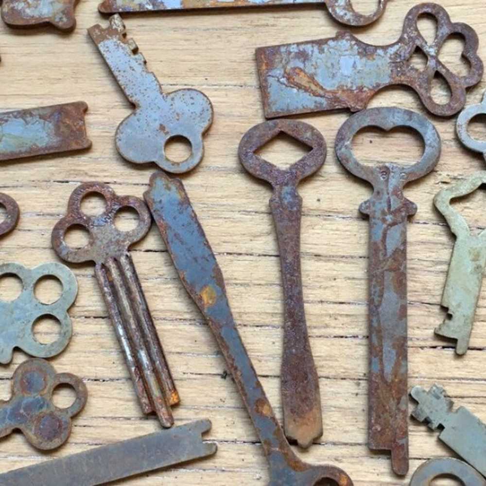 Collection of over 100 Keys Lot Vintage Skeleton … - image 2