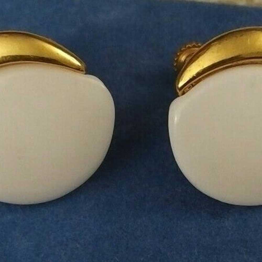 Napier white & 14k gp vintage screwback round Ear… - image 1