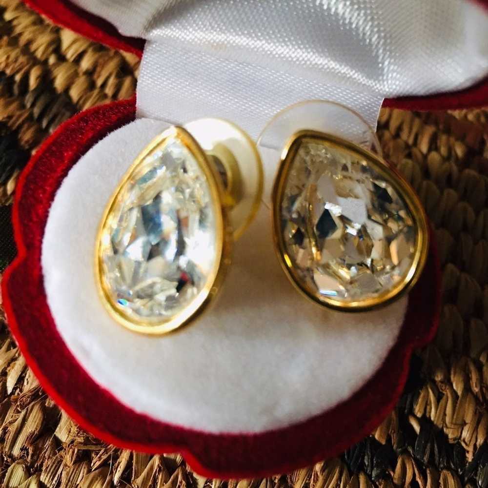 TRIFARI GOLD CRYSTAL TEAR DROP EARRINGS - image 4