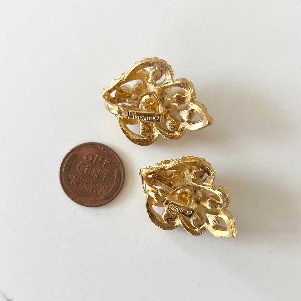 Vintage Trifari Gold Tone Faux Pearl Earrings - image 6