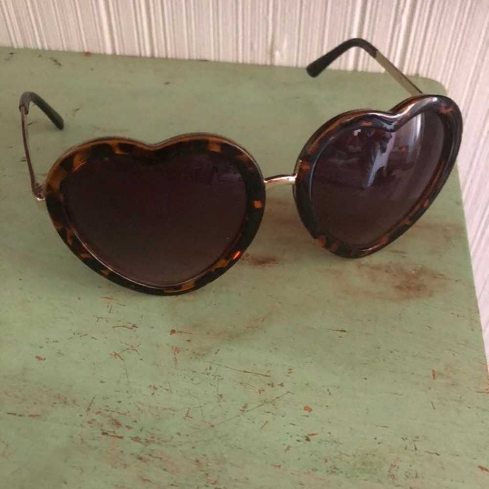 Vintage heart-shaped sunglasses gold and - image 2