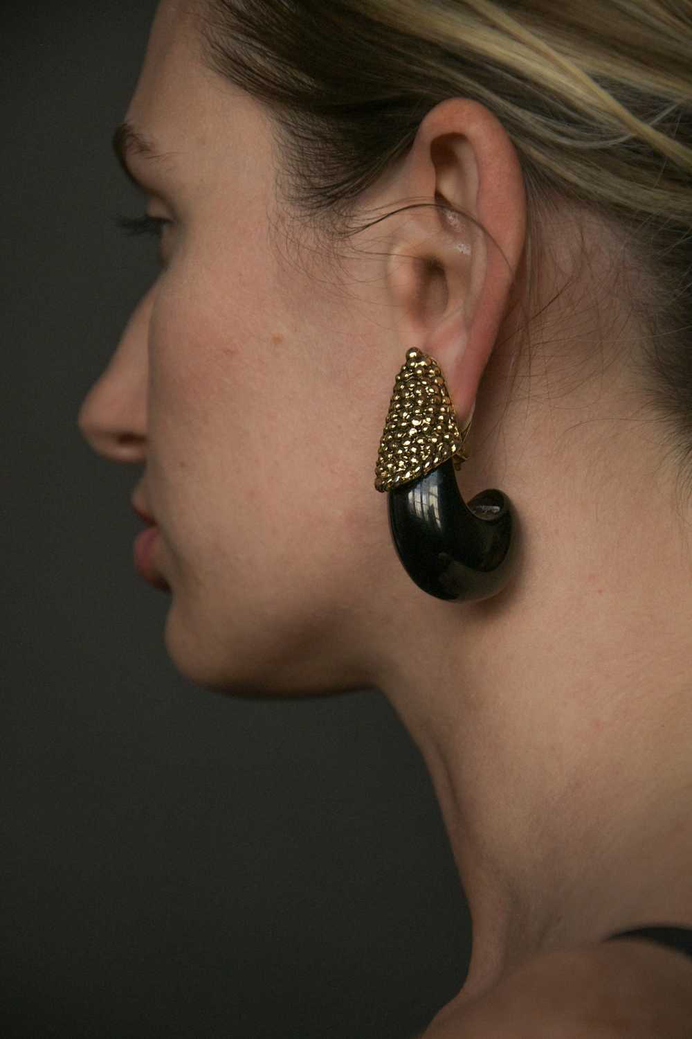 black oversized sculptural horn earrings - image 4