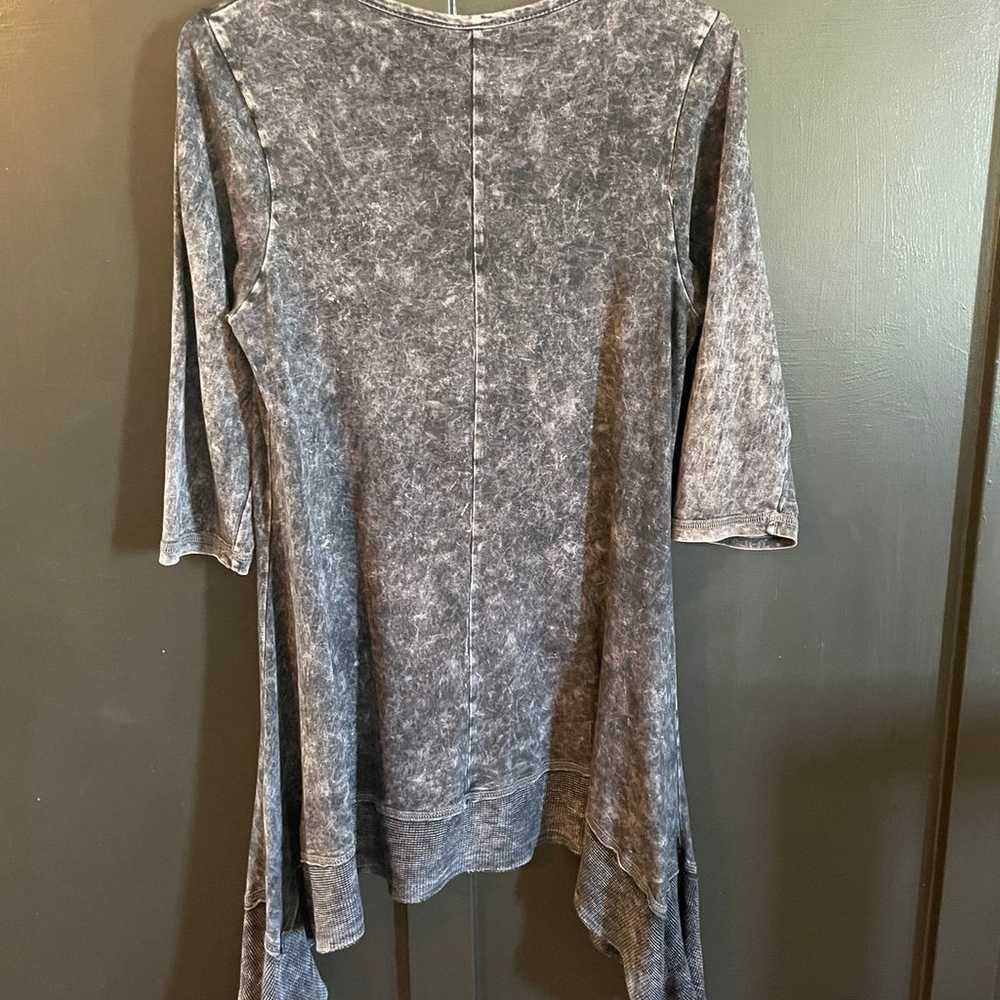 LIBERTY WEAR Gray Large Handkerchief Hemline Top … - image 3