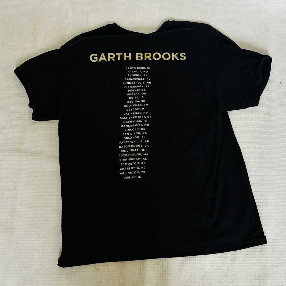 VINTAGE Garth Brooks Stadium Tour Black Tee | Siz… - image 2