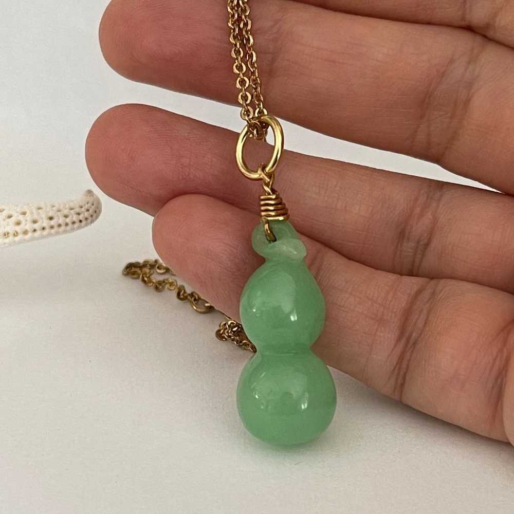 Jade gourd bottle pendant and gold tone metal cha… - image 3