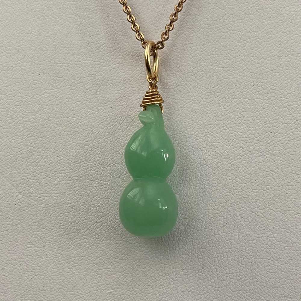 Jade gourd bottle pendant and gold tone metal cha… - image 4