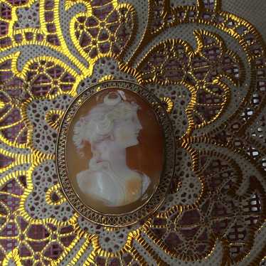 Beautiful 10kt yellow gold  cameo pendant/brooch