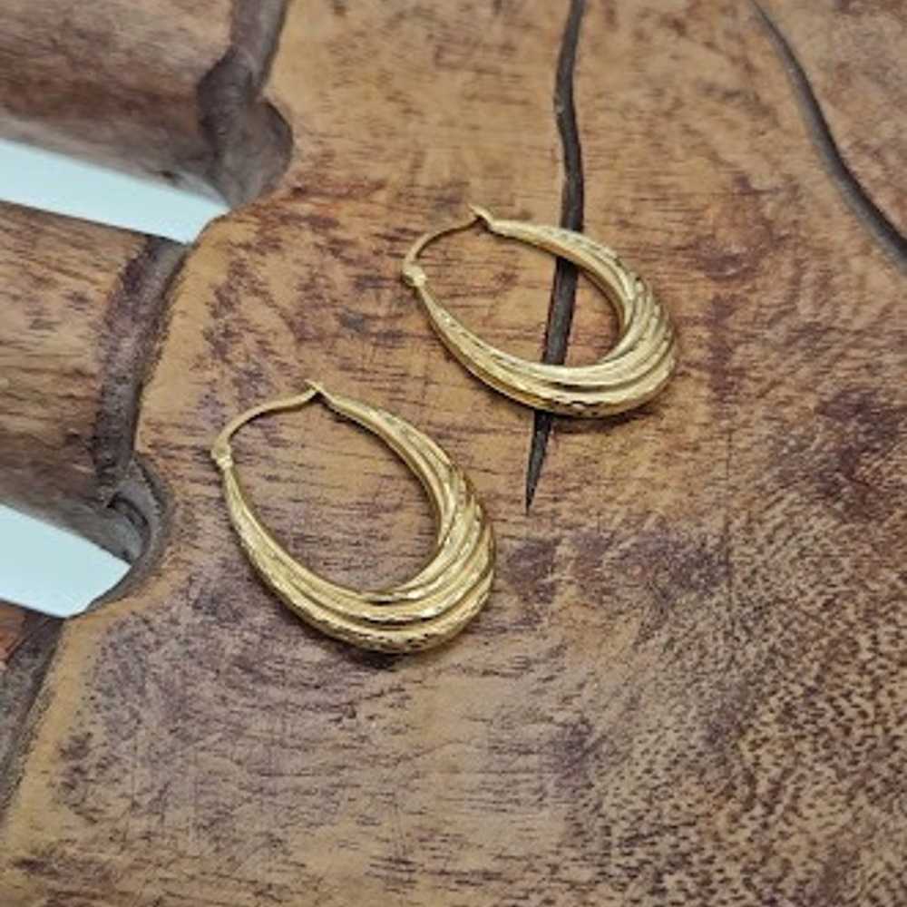 Light 14K gold vintage hoop earrings - image 3