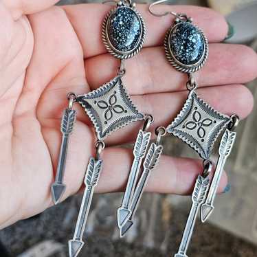 New. Navajo sterling long dangle arrow & variscite