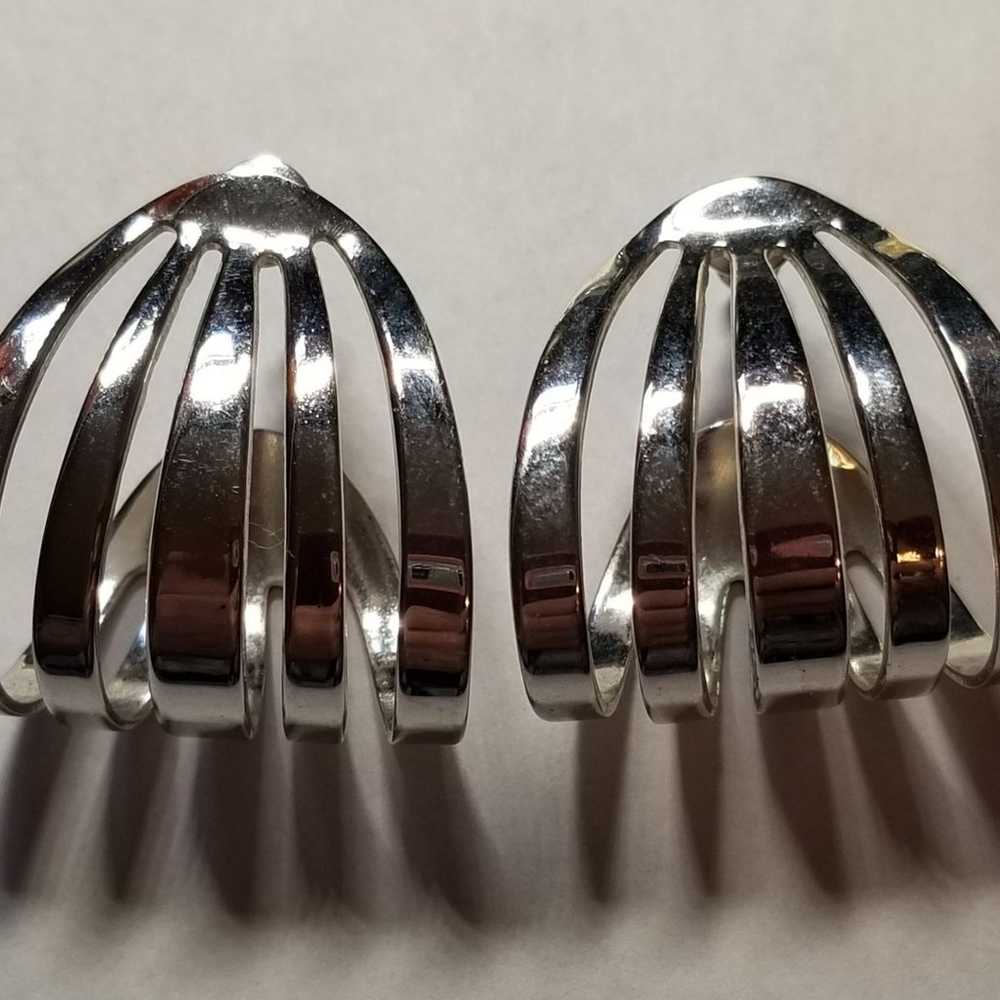 Vintage open hoop silver tone earrings - image 2