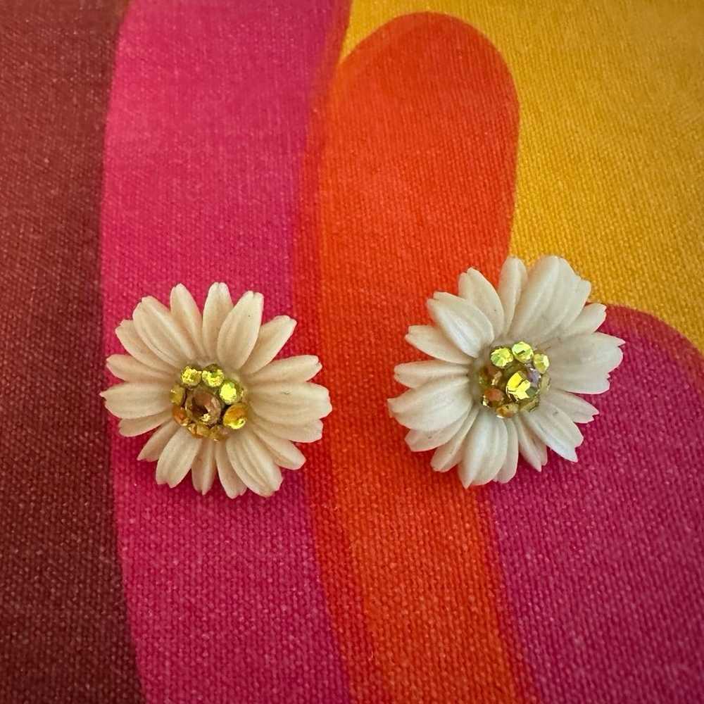 Tarina Tarantino lucite daisy flower stud earring… - image 1