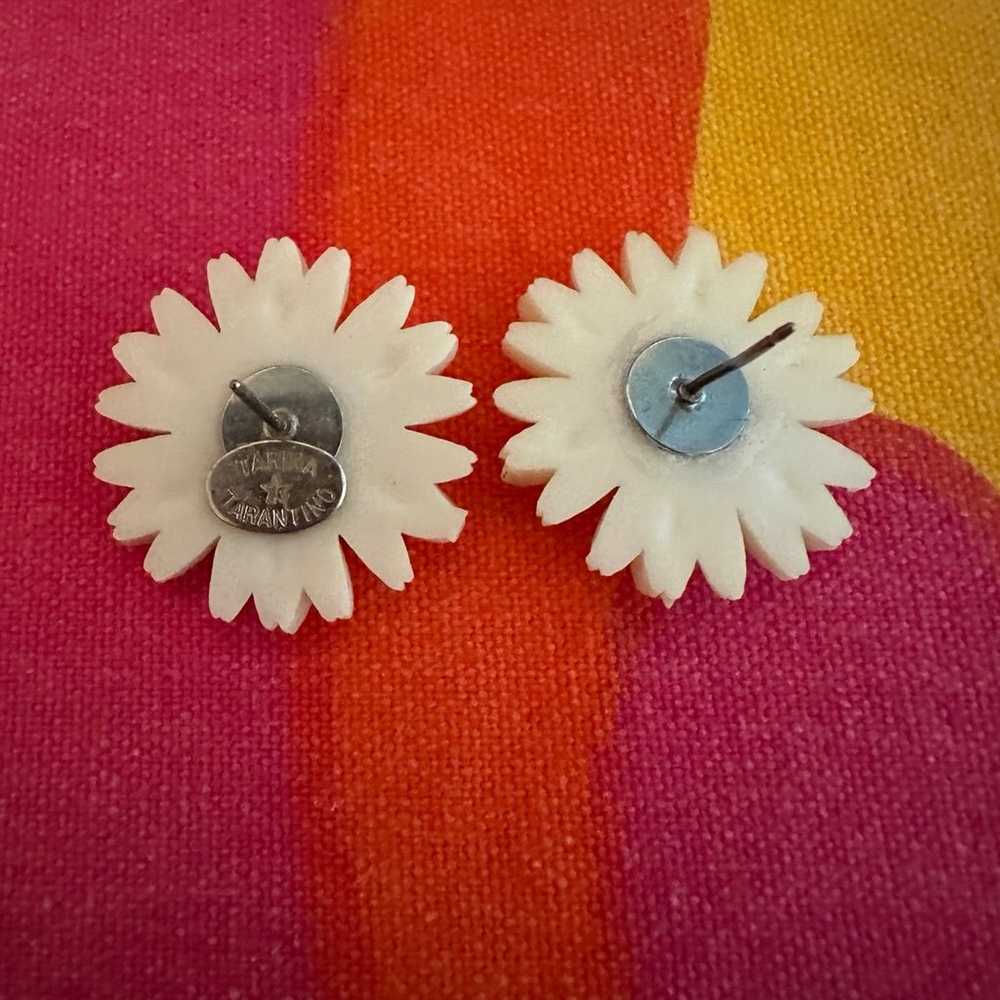 Tarina Tarantino lucite daisy flower stud earring… - image 3