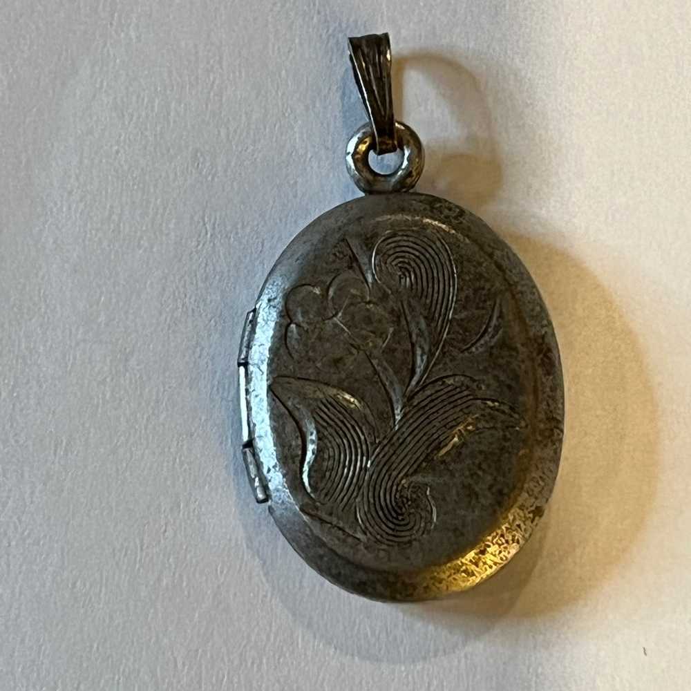 Vintage sterling silver etched locket - image 4