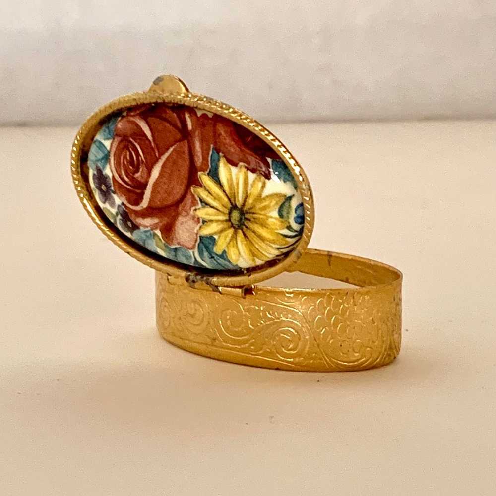 Vintage Gold Tone Rose & Daisy Pill/Trinket Box - image 2