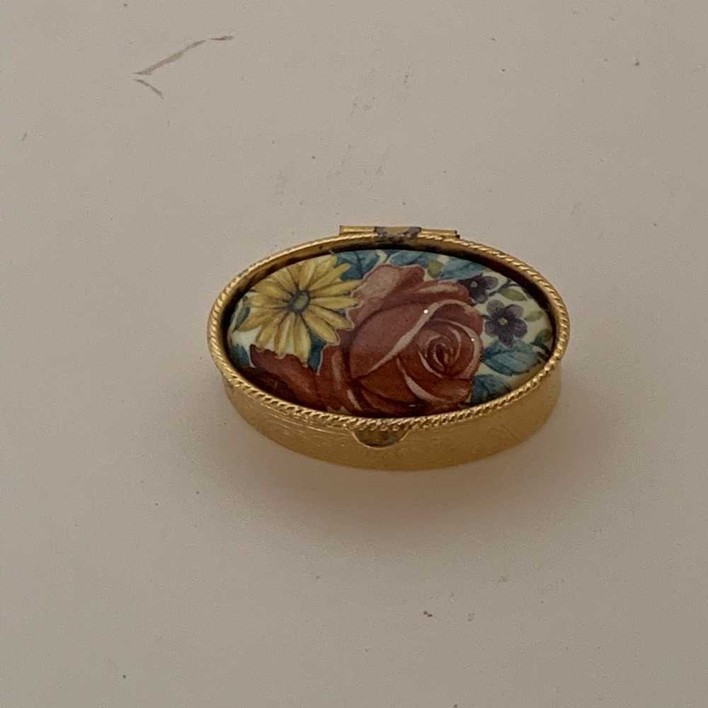 Vintage Gold Tone Rose & Daisy Pill/Trinket Box - image 7