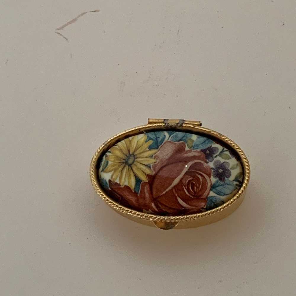 Vintage Gold Tone Rose & Daisy Pill/Trinket Box - image 8