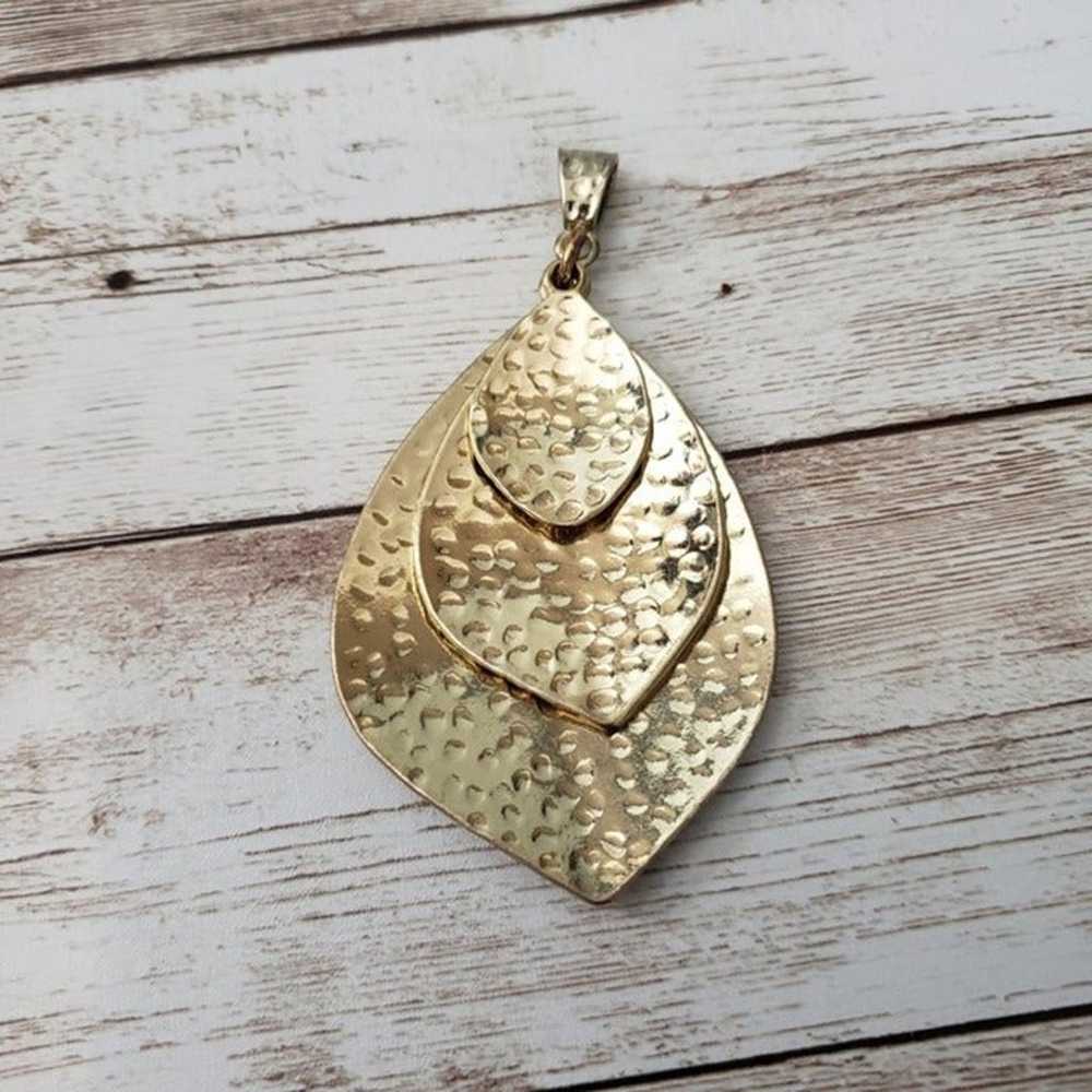 Vintage Pendant Gold Tone Hammered Leaf Trio Stat… - image 1