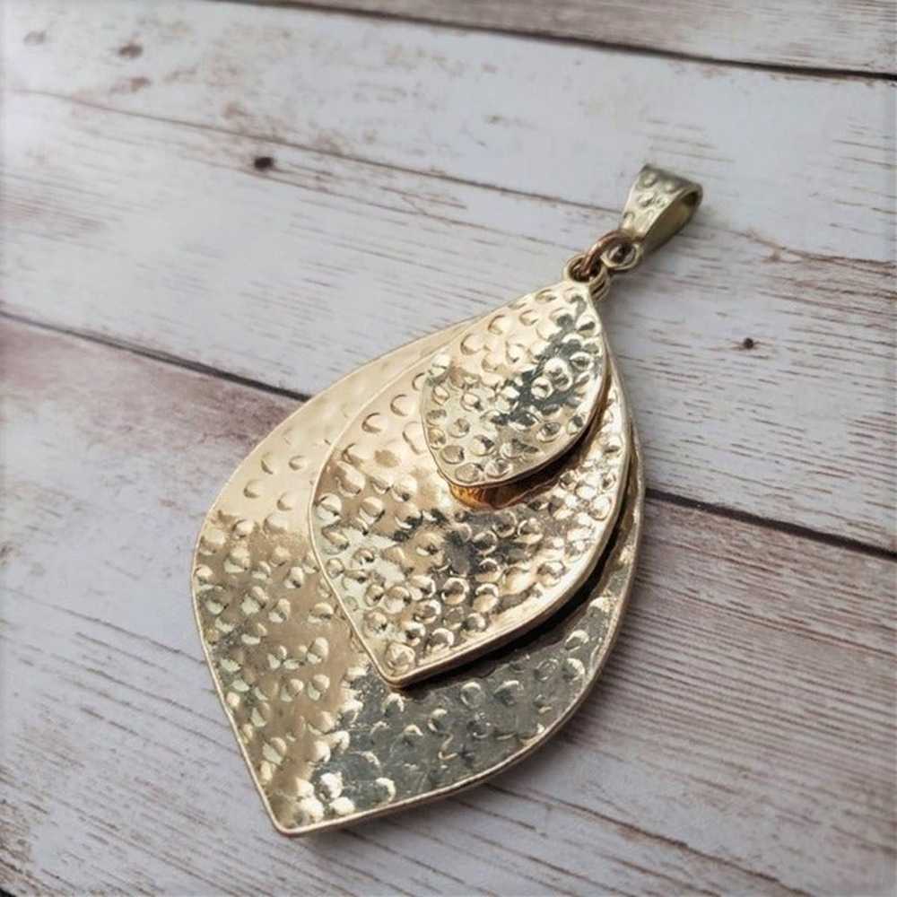 Vintage Pendant Gold Tone Hammered Leaf Trio Stat… - image 2