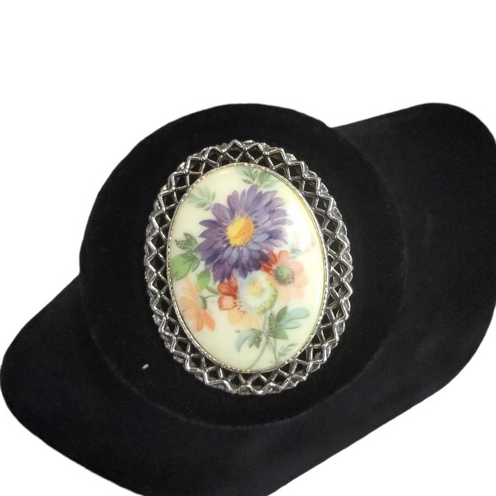 Vintage floral cameo pendant/brooch - image 1