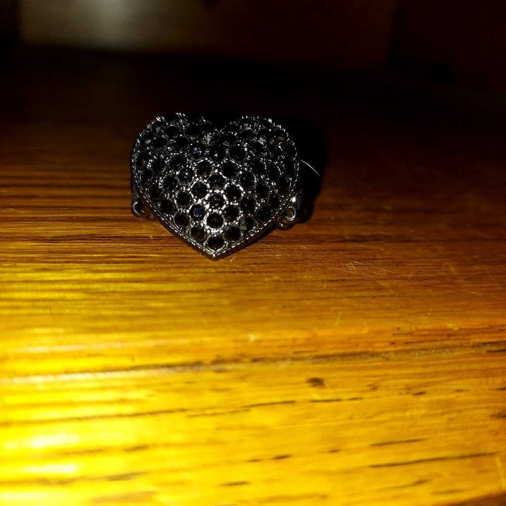 BEAUTIFUL VINTAGE BLACK HEART STRETCH FASHION RING - image 1