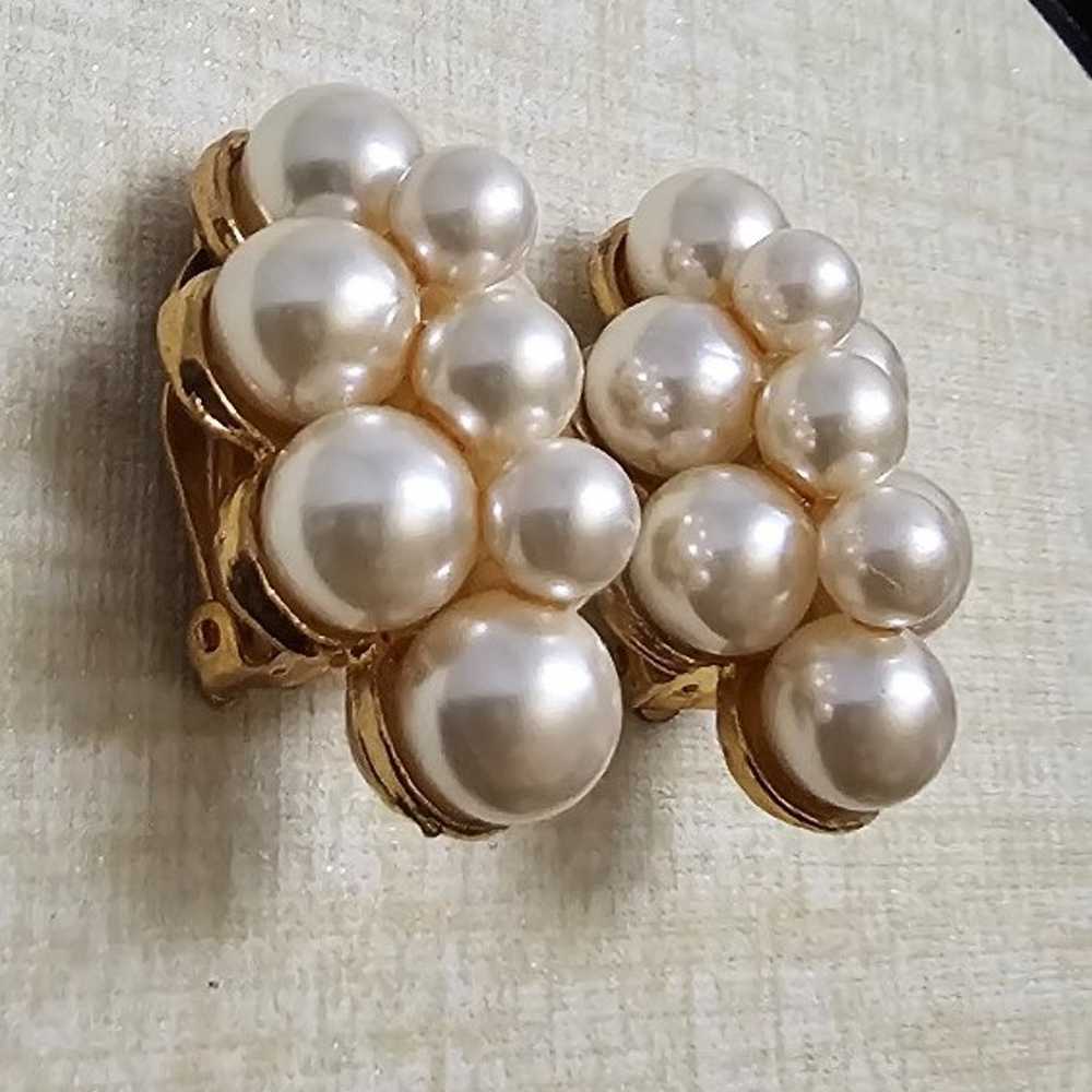 Vintage faux Pearl cluster Earrings - image 10