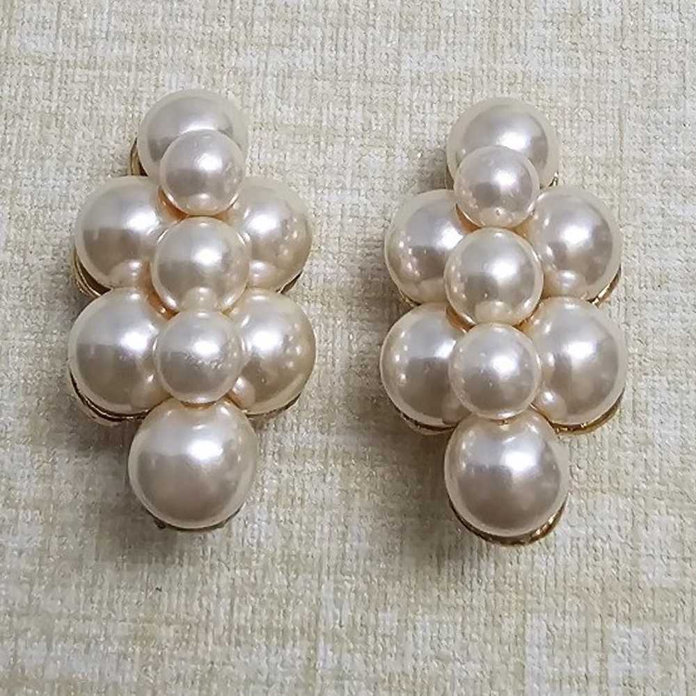 Vintage faux Pearl cluster Earrings - image 1