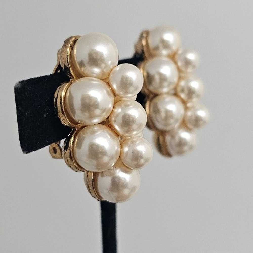 Vintage faux Pearl cluster Earrings - image 3