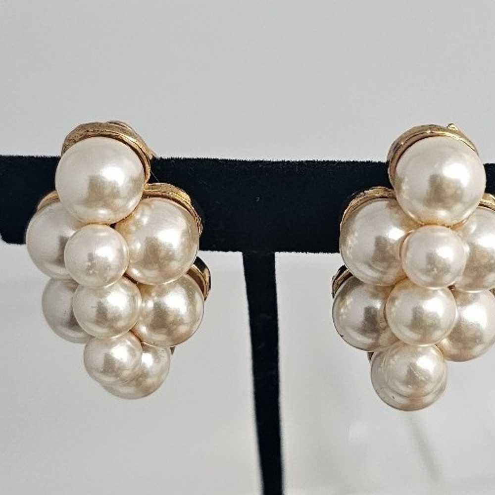 Vintage faux Pearl cluster Earrings - image 8