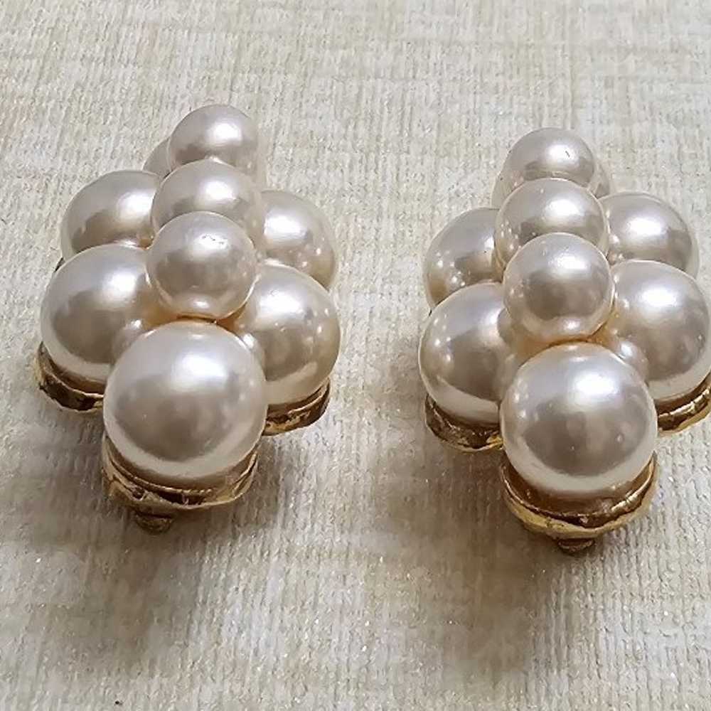 Vintage faux Pearl cluster Earrings - image 9