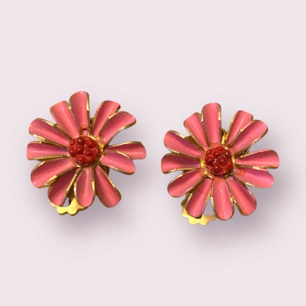 VTG pink daisy clip on earrings - image 3