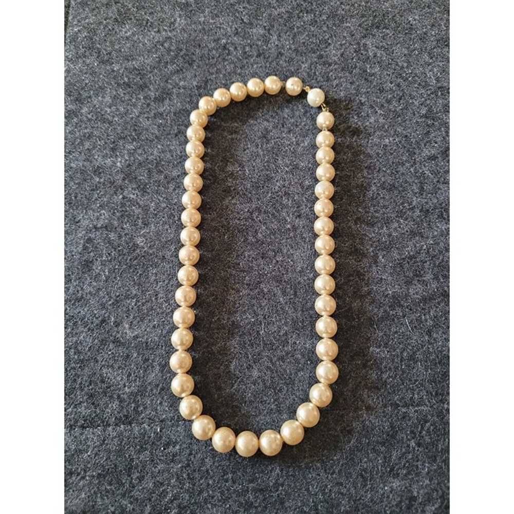 Signed 1928 Lovely Glass Faux Pearl Classic Neckl… - image 4