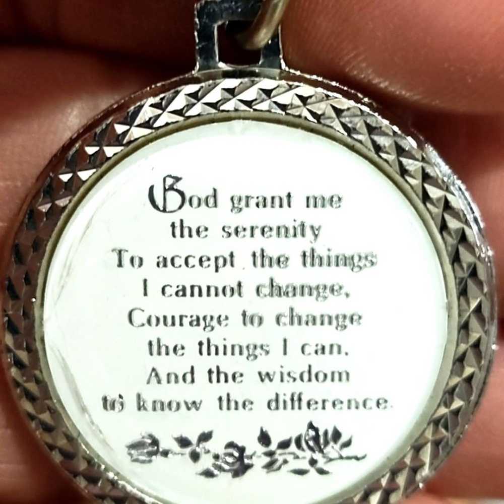 VINTAGE RELIGIOUS SERENITY PRAYER GLASS PENDANT S… - image 3