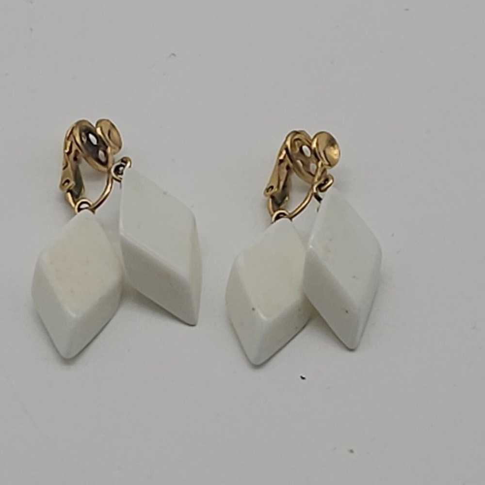 Vintage Trifari White Lucite Dangle Earrings Plas… - image 5